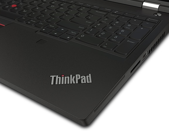 Gros plan sur le logo ThinkPad dans l'angle inférieur droit du clavier du portable Lenovo ThinkPad P15 Gen 2.