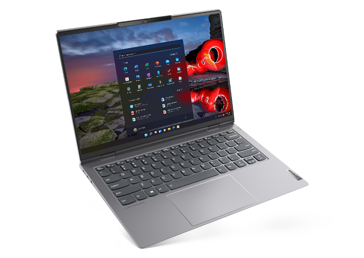 Imagen desde un ángulo superior izquierdo de la laptop Lenovo ThinkBook 14p 2da Gen (14”, AMD) abierta a 110°
