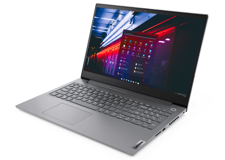 Ansicht des Lenovo ThinkBook 15p Gen 2 (15'' Intel) Notebooks von vorne, um mehr als 90 Grad geöffnet, leicht geneigt mit Blick auf die Anschlüsse auf der rechten Seite.