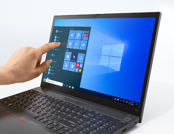 Pohled ze tří čtvrtin zleva na černý notebook Lenovo ThinkPad E15 Gen 2 s rukou osob dotýkajících se dotykového displeje notebooku