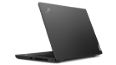 Vignette: Back-side de Lenovo ThinkPad L14 Gen 2 (Intel) ouvert d’environ 80 degrés, incliné légèrement pour montrer les ports du côté droit.