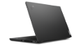 Vignette: Back-side de Lenovo ThinkPad L15 Gen 2 (Intel) ouvert d’environ 80 degrés, incliné légèrement pour montrer les ports du côté droit.