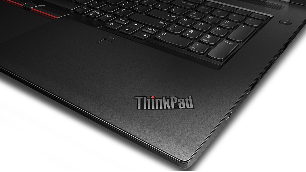 Primer plano del logotipo de ThinkPad y del teclado del portátil ThinkPad P73