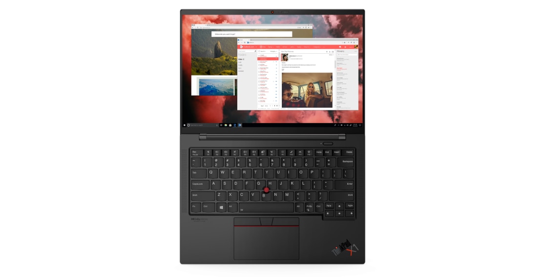 Ảnh chụp từ trên cao của máy tính xách tay Lenovo ThinkPad X1 Carbon Gen 9 mở 180 độ, hiển thị màn hình, bàn phím, TrackPad và logo sản phẩm.