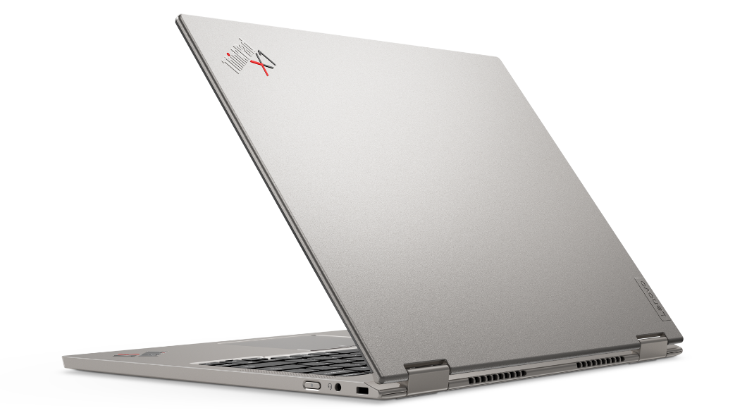 Bagsiden af Lenovo ThinkPad X1 Titanium Yoga, åbnet ca. 75 grader, en smule på skrå for at vise den i profil fra højre side.