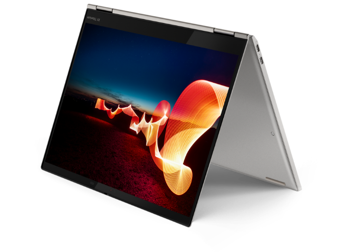 Quatre ordinateurs portables Lenovo ThinkPad X1 Titanium Yoga 2-en-1 en usages multimodes : ouvert à 180 degrés, mode tablette, mode tente et mode ordinateur portable.