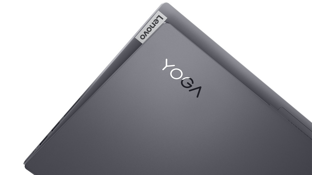 Ansicht des Schriftzugs Yoga auf Lenovo Yoga Slim 7 (15) 