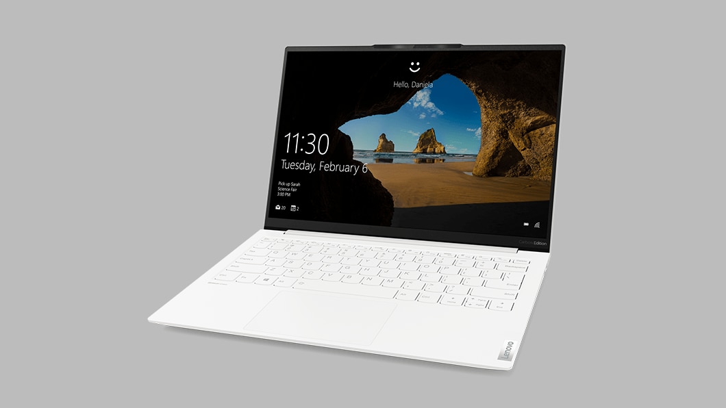 Aanzicht vanaf rechtsvoor van de Yoga Slim 7i Carbon-laptop met Windows-aanmelding