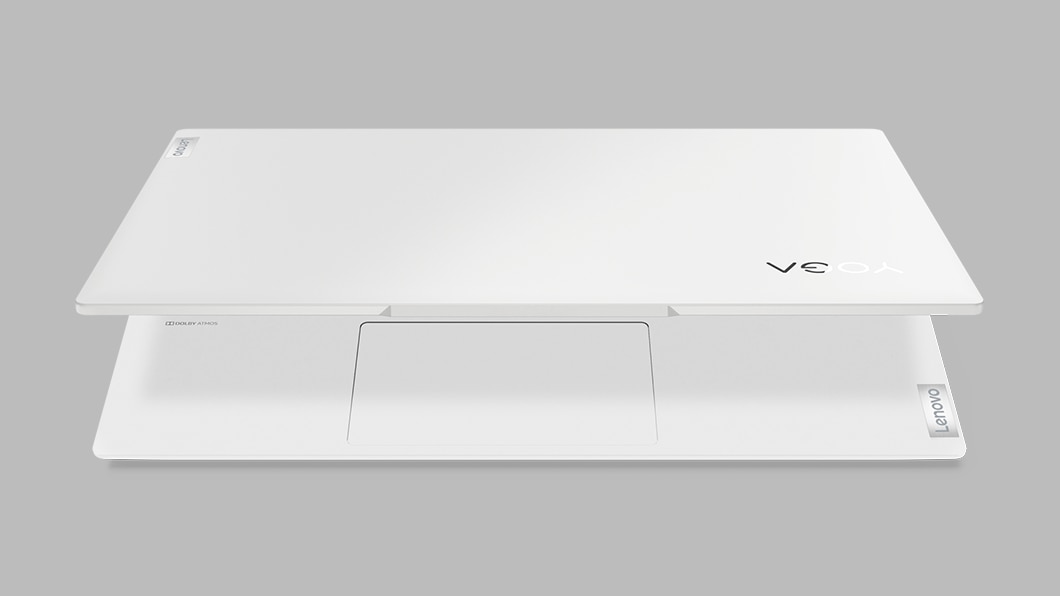 Yoga Slim 7i Carbon-laptop, gesloten met bovenkant zichtbaar