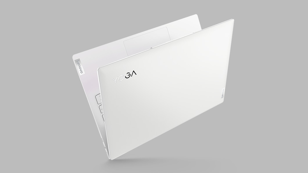Yoga Slim 7i Carbon-laptop, gesloten met bovenkant zichtbaar