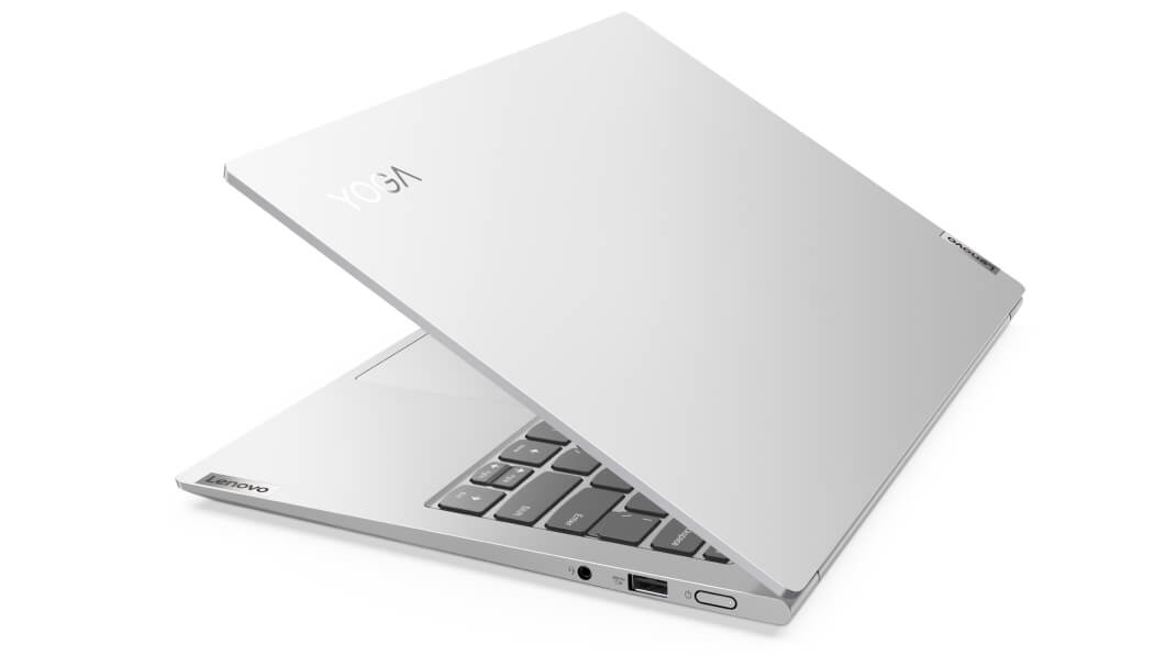 Zijaanzicht van Lenovo Yoga Slim 7i Pro 14, zilveren laptop met deksel gedeeltelijk gesloten