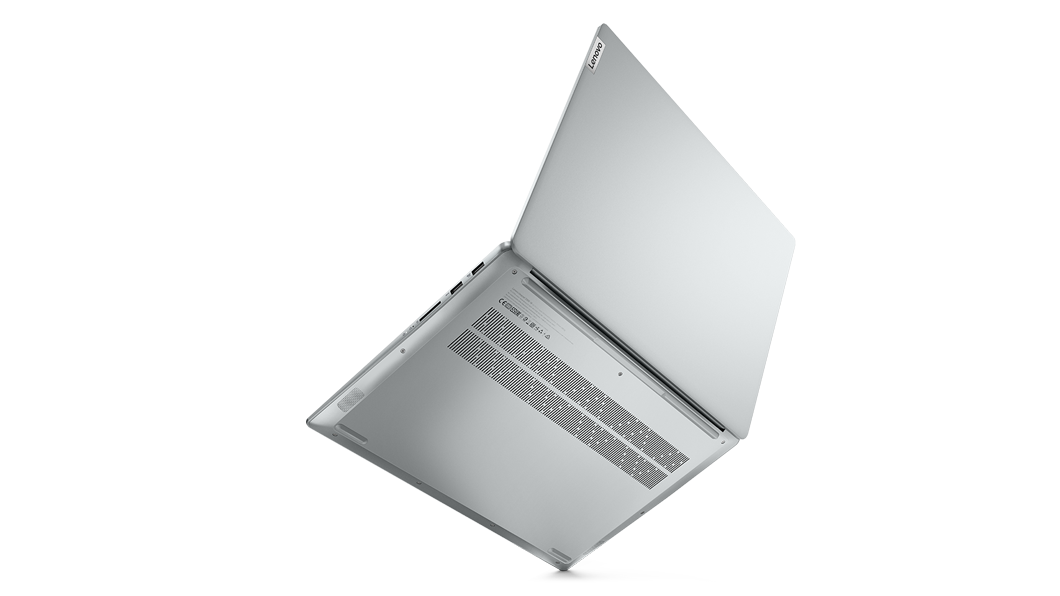 Undersidan på den bärbara datorn Lenovo IdeaPad 5i Pro Gen 7 och locket i färgen Cloud Grey.
