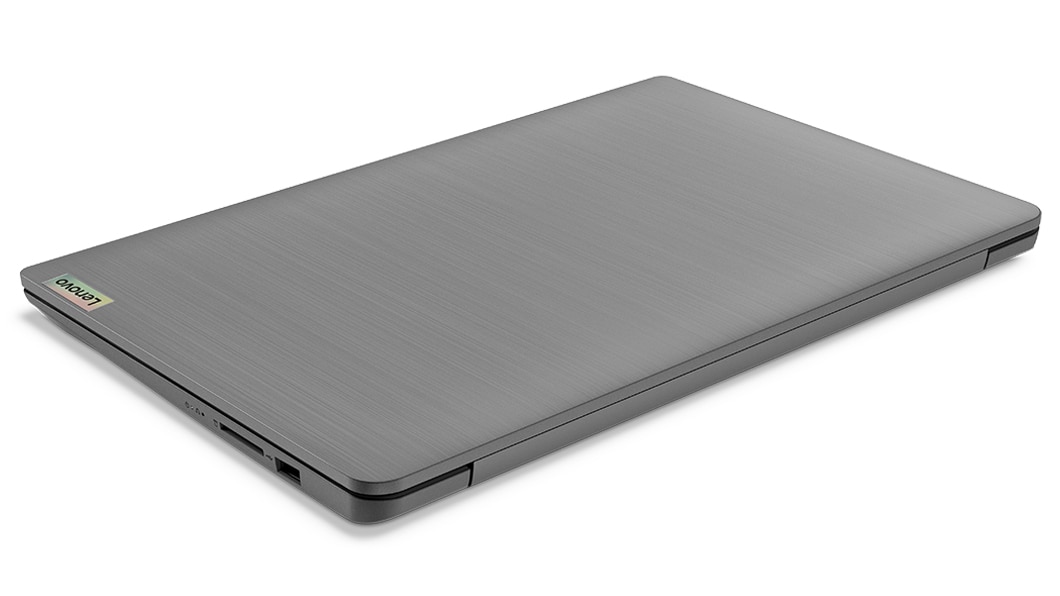 Suljettu Lenovo IdeaPad 3 Gen 7 (14'', AMD) takaa kuvattuna, käännettynä hieman vasemmalle, kansi ja sivuliitännät näkyvissä.