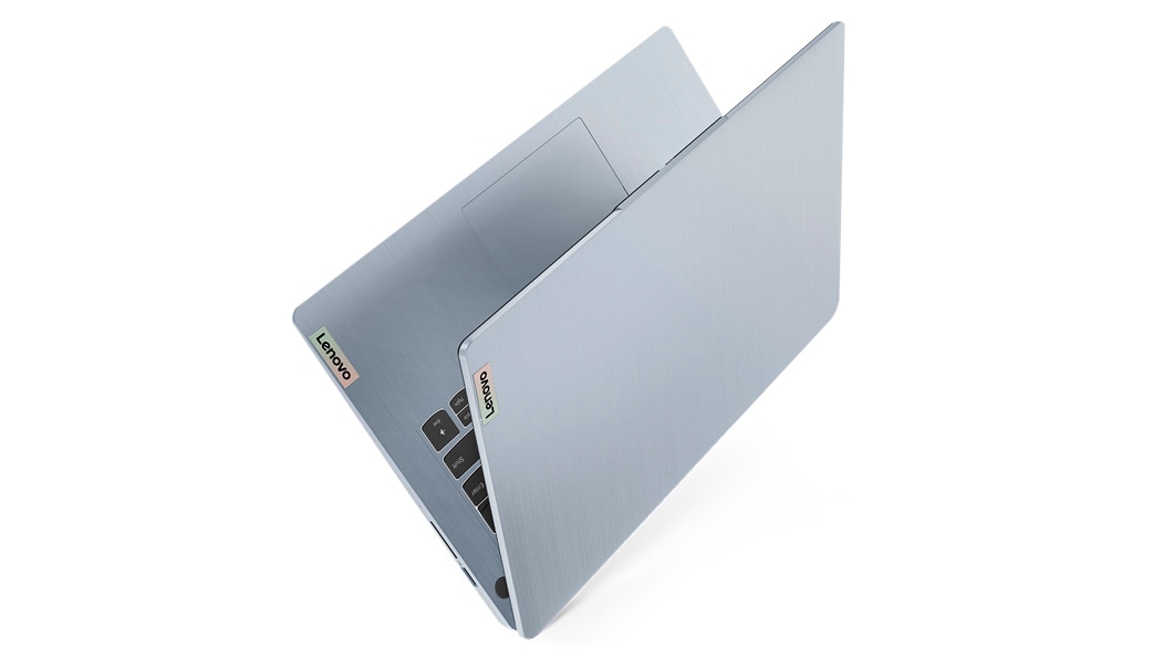Lenovo IdeaPad 3 (7.ª geração) de 14'' (35,56 cm, AMD): aberto a 45 graus, vista posterior lateral a apontar para cima e em ângulo para a esquerda para mostrar o design fino e leve.