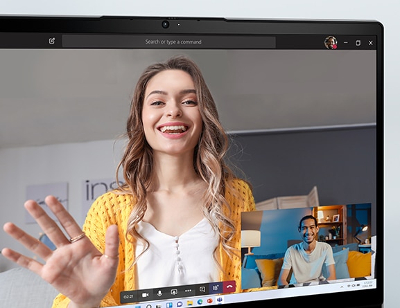 Nærbilde av kamera på bærbar PC med IdeaPad 3i Gen 7, folk som videochatter på skjerm