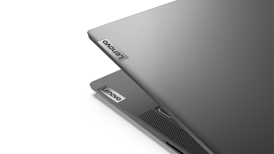 Lenovo IdeaPad 5 (14) AMD, vue de l’appareil moitié fermé montrant le logo de la marque, modèle gris