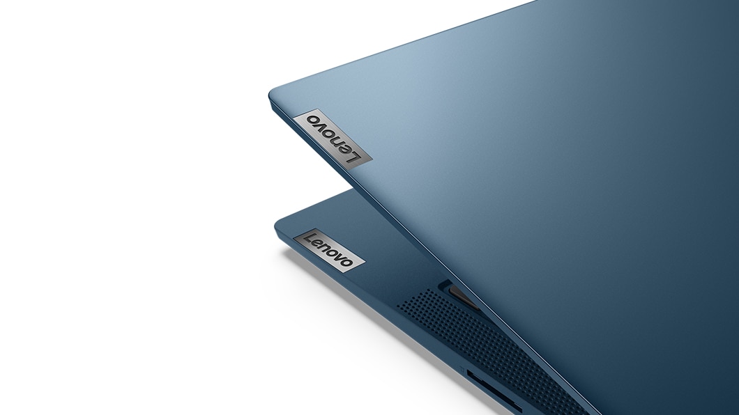 Halvt lukket Lenovo IdeaPad 5 (14) Intel med visning af logo i blågrøn farve