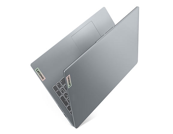 Den bærbare PC-en Lenovo IdeaPad Slim 3i Gen 8 i Arctic Grey lagt sammen som en bok og stilt på høykant.