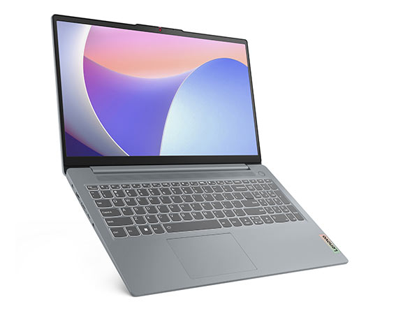 Den bærbare PC-en Lenovo IdeaPad Slim 3i Gen 8 i Arctic Grey åpnet mer enn 90° og vinklet litt for å vise venstre side.