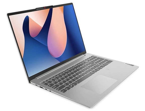 Vista frontale leggermente angolare del notebook IdeaPad Slim 5i di ottava generazione con tastiera, schermo con logo Windows 11 Bloom e porte sul lato sinistro