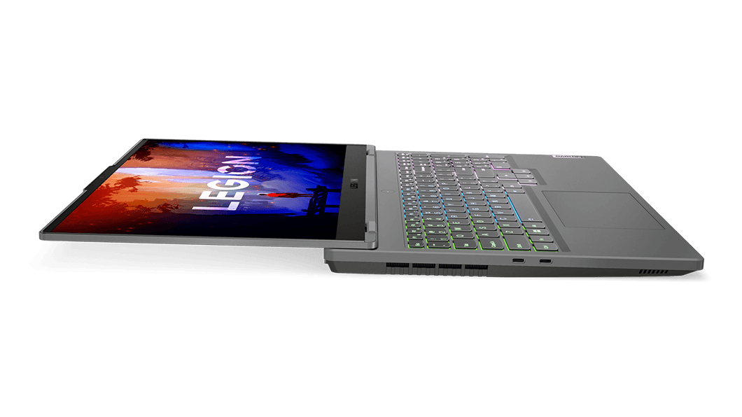Perfil lateral izquierdo del Legion 5 Gen 7 (15″ AMD) totalmente abierto en 180 grados con Windows 11 en la pantalla y las luces del teclado RGB encendidas