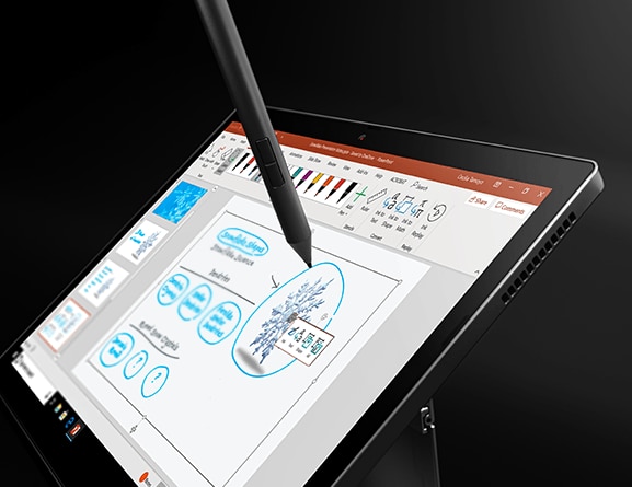 Vista de la pantalla en ángulo derecho de la tablet Lenovo ThinkPad X12 Detachable con el lápiz opcional