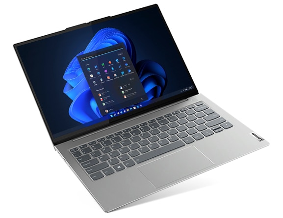 ThinkBook 13s Gen 4 (Intel) Notebook, um 130° geöffnet, auf der vorderen linken Ecke ruhend dargestellt, mit Blick auf das zentrierte Windows 11-Startmenü auf dem 33,8 cm (13,3