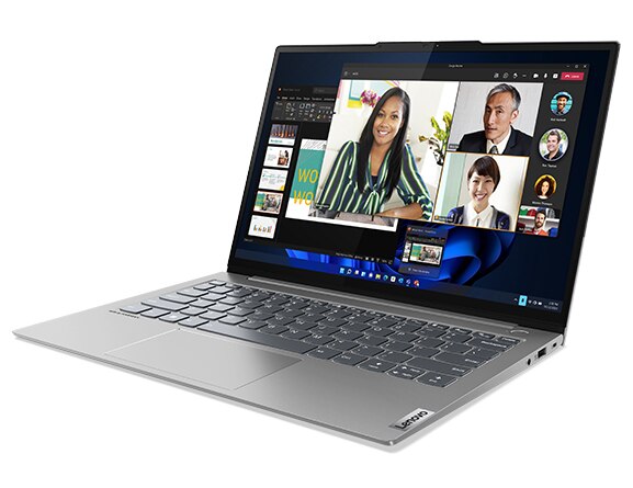 ThinkBook 13s Gen 4 (Intel) Notebook, um 110° geöffnet, Ansicht von der vorderen rechten Ecke, mit Blick auf ein virtuelles geschäftliches Meeting auf dem Display.
