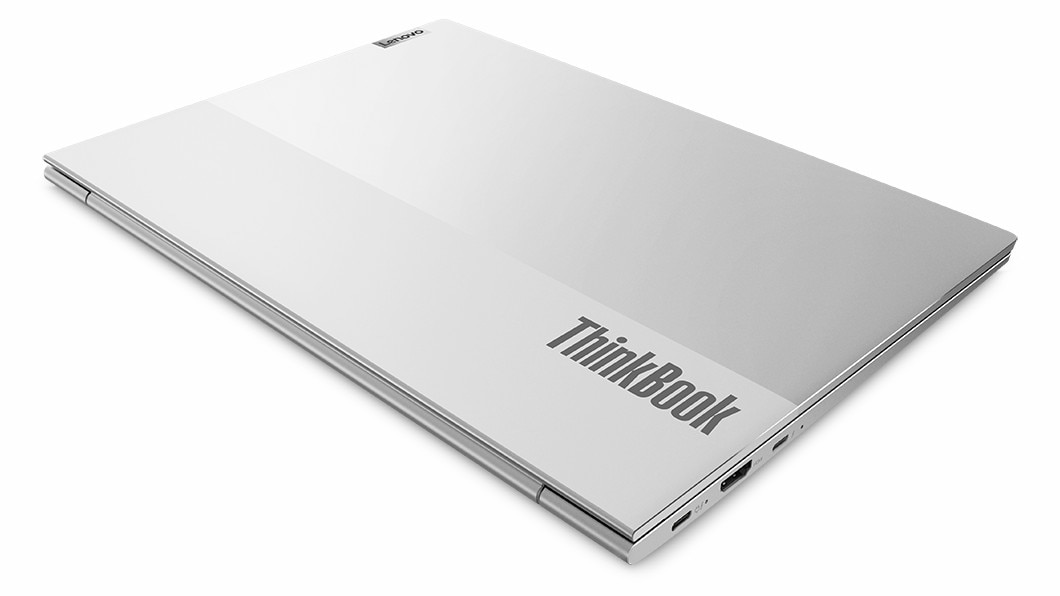 Ein zweifarbiges ThinkBook 13s Gen 4 (Intel) Notebook, Ansicht in einem 30°-Winkel von hinten links, mit geschlossenem Deckel und Blick auf das charakteristische ThinkBook Logo sowie die Anschlüsse auf der linken Seite.