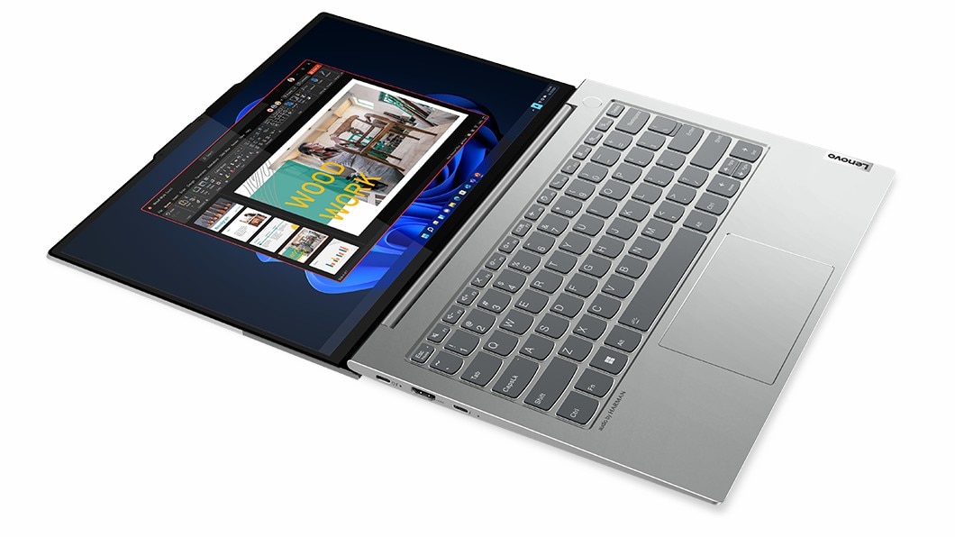 Vista desde la izquierda del portátil ThinkBook 13s Gen 4 (Intel) abierto en un ángulo de 180°, como si estuviera en una mesa, con la moderna bisagra plana y los puertos del lado izquierdo.