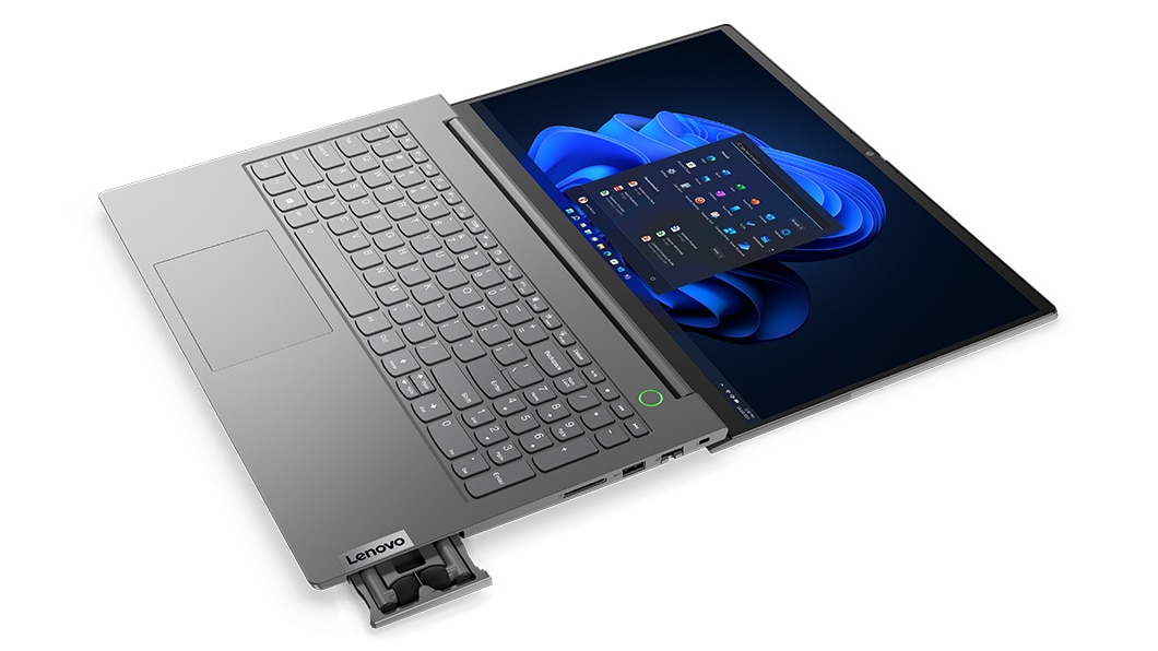 Vista en ángulo superior izquierdo de una computadora portátil Lenovo ThinkBook 15 4ta Gen (15”, Intel) abierta, que muestra el teclado, el panel táctil opcional, la pantalla y Versa Bay abierto