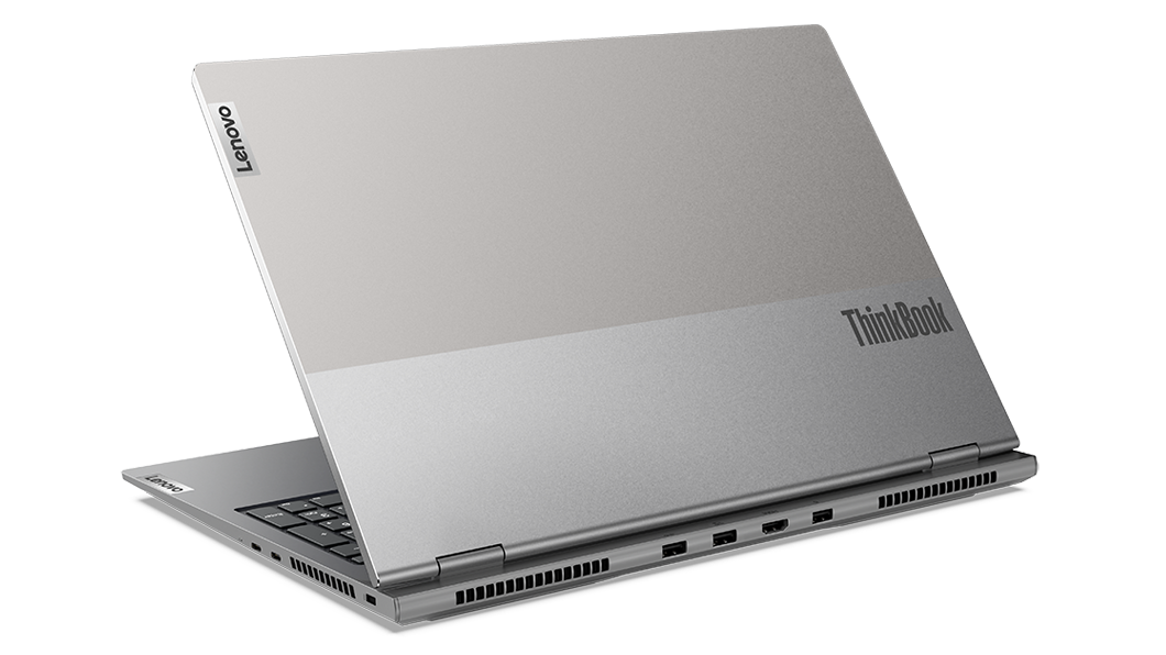 Achteraanzicht van ThinkBook 16p Gen 3-laptop (16'' AMD), 45 graden geopend, met achterklep, ventilatieopeningen en rand van toetsenbord