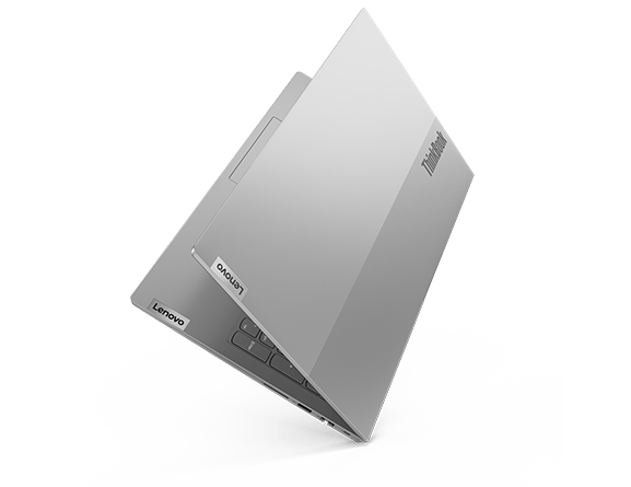 Imagen de la portátil Lenovo ThinkBook 15 de 3era generación (AMD) semicerrada, y apoyada en uno de sus bordes