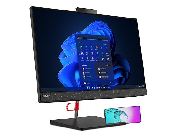 Vue de face du PC tout-en-un ThinkCentre Neo 50a, orienté à droite, avec Windows 11 à l’écran, le socle, un téléphone (vendu séparément) dans son support et un serre-câbles