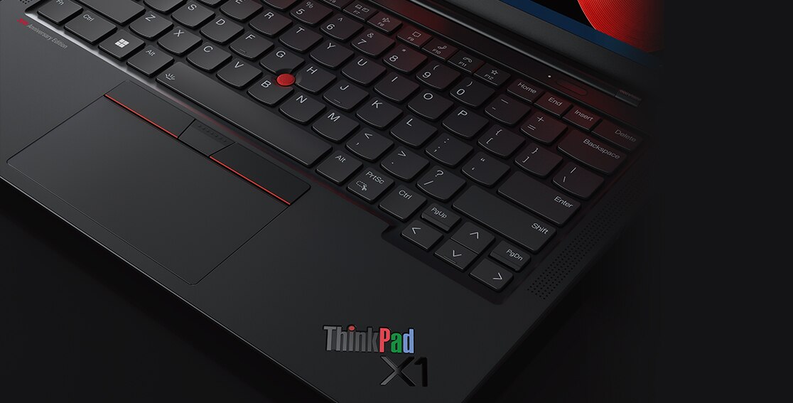 Portable Lenovo ThinkPad X1 Carbon Édition 30e anniversaire, montrant le clavier orné d’un logo spécial et d’une gravure.