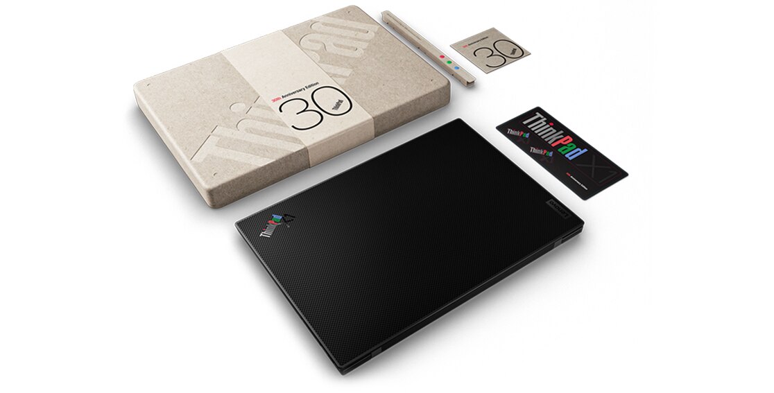 Den bärbara datorn Lenovo ThinkPad X1 Carbon 30th Anniversary Edition med sin speciella logotyp på locket, 100 % komposterbara förpackning och tillbehör.