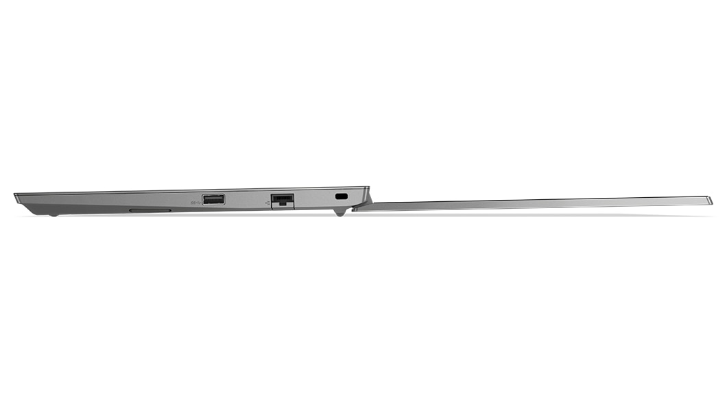 Lenovo ThinkPad E14 Gen 4 (14'', AMD) -kannettava vasemmalta kuvattuna, 180 astetta avattuna, vaaka-asennossa, näytön ja näppäimistön reuna sekä liitännät näkyvissä