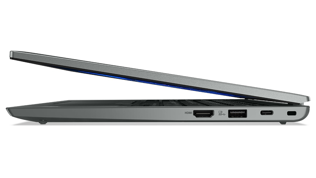 Laptop ThinkPad L13 3ra Gen (13”, Intel) mirando hacia la izquierda, ligeramente abierta, mostrando los puertos laterales