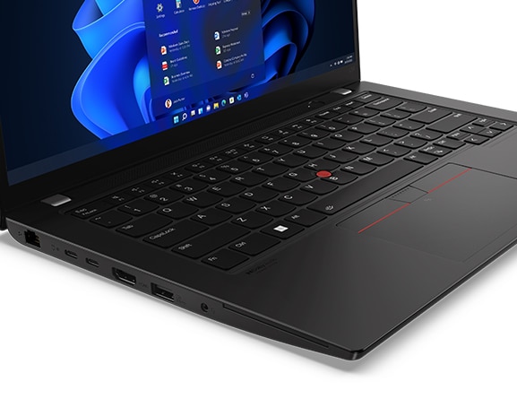 Ansicht des Lenovo ThinkPad L14 Gen 3 (14'' AMD) von links, geöffnet, mit Blick auf die Kanten von Display und Tastatur