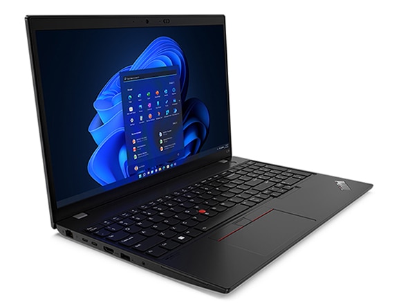 Vista angolare del notebook Lenovo ThinkPad L15 di terza generazione aperto a 90°, con porte sul lato sinistro e Windows 11 Pro sullo schermo.
