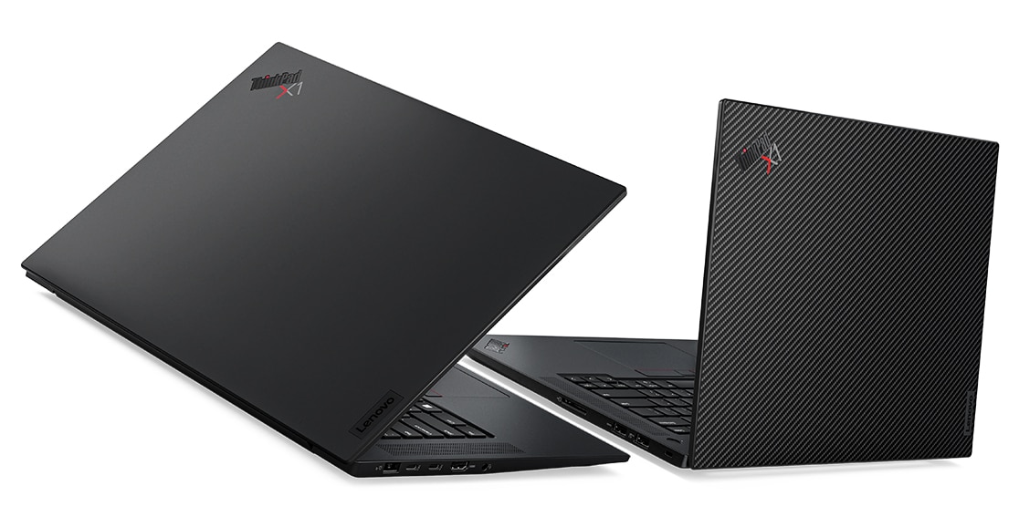 Vista posteriore di due notebook X1 Extreme di quinta generazione (16'' Intel), leggermente aperti, uno Deep Black, l'altro Black, con coperchio superiore con trama in fibra di carbonio
