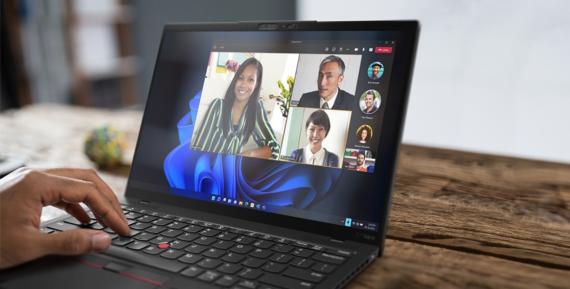 Noen i en virtuell chat på en Lenovo ThinkPad X1 Nano, med bilder av deltakere på skjermen.
