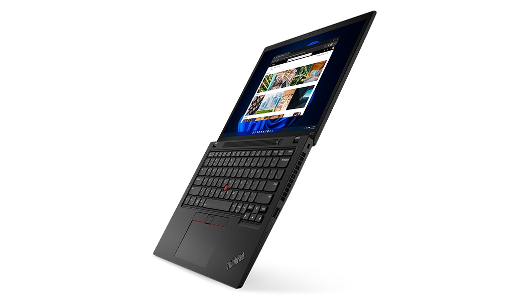 Vista del profilo laterale sinistro di ThinkPad X13 di terza generazione (13'' Intel) aperto a 180° e inclinato lateralmente che mostra lo schermo e la tastiera