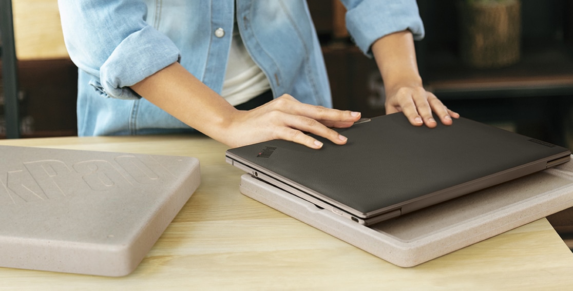 Notebook Lenovo ThinkPad Z13 disimballato dalla confezione rapidamente rinnovabile e compostabile al 100%.