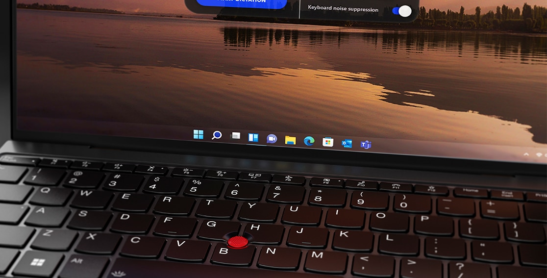 Nærbillede af tastatur og dobbeltvirkende TrackPoint på den bærbare Lenovo ThinkPad Z13-computer.