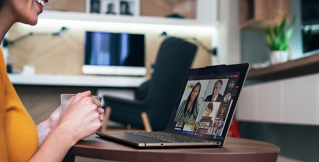 Bærbar Lenovo ThinkPad Z13-computer på et bord med en person, der bruger den til videomøde.