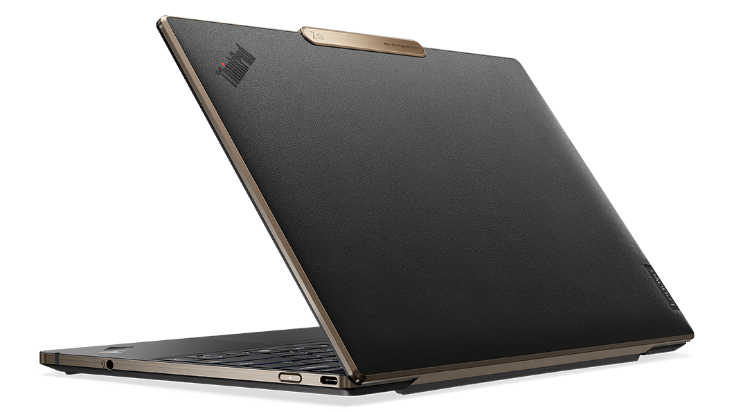 Den bærbare Lenovo ThinkPad Z13 sett bakfra, med toppdeksel i bronsefarge med svart resirkulert PET-kunstskinn.