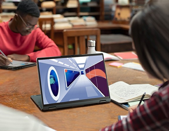 Studerende på biblioteket med en bærbar Yoga 6 Gen 8-computer i præsentationstilstand, der står foran dem