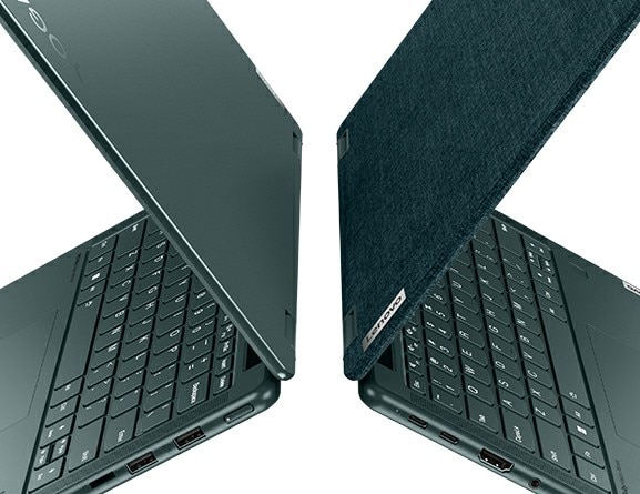 Twee Yoga 6 Gen 8-laptops naar links en naar rechts gericht