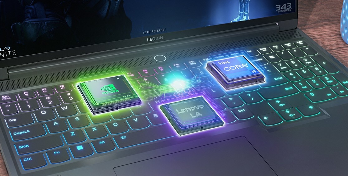 Logos Intel, NVIDIA et Lenovo, illuminés et reliés entre eux par des fils lumineux, flottant au-dessus du clavier du Lenovo Legion Slim 7i Gen 8 (16 Intel)